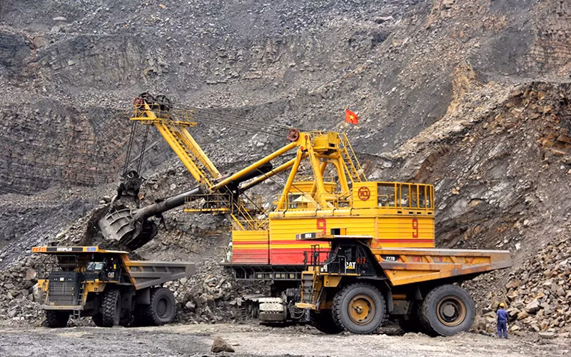 Bốc xúc đất đá trên khai trường Công ty than Cao Sơn.