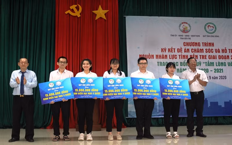 Lãnh đạo tỉnh Bến Tre cùng Ban Quản lý Quỹ tấm lòng vàng trao học bổng cho các em học sinh, sinh viên nghèo.