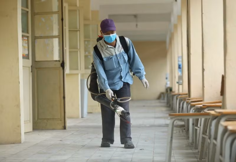 Phun khử khuẩn tại các cơ sở giáo dục (Ảnh: DUY LINH)
