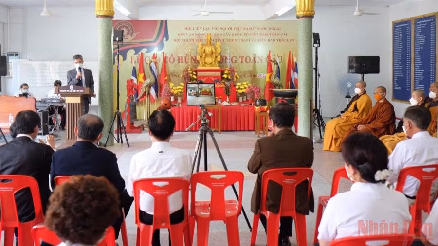 Tổng Lãnh sự Chu Đức Dũng phát biểu tại lễ dâng hương ở chùa Khánh An.