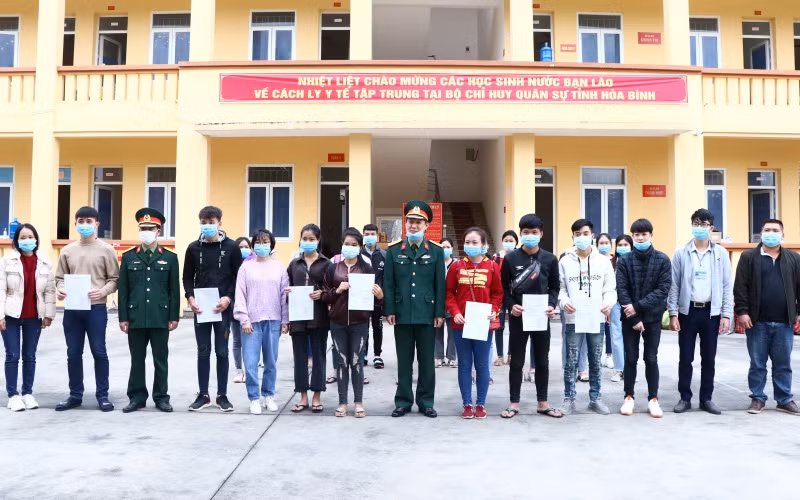 Đại diện Bộ Chỉ huy Quân sự tỉnh Hòa Bình trao giấy chứng nhận hoàn hành cách ly cho các sinh viên.