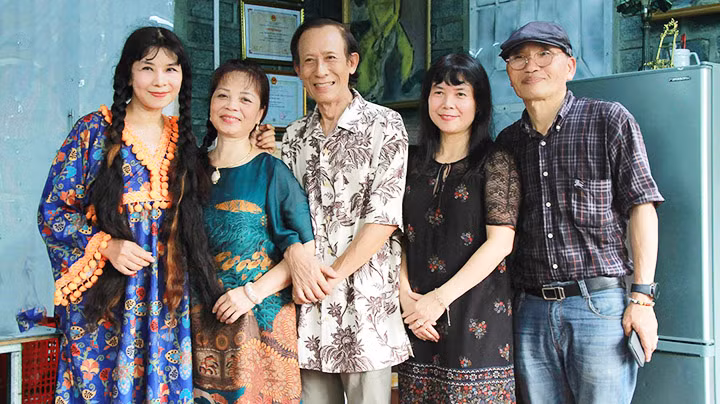 Nhà thơ Jang Geon-Seob (bên phải) và các văn nghệ sĩ Việt Nam tại Hà Nội. 