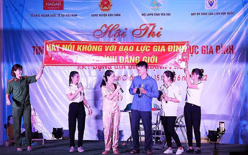 Buổi truyền thông phòng, chống bạo lực gia đình tại xã Minh An (huyện Văn Chấn, tỉnh Yên Bái).