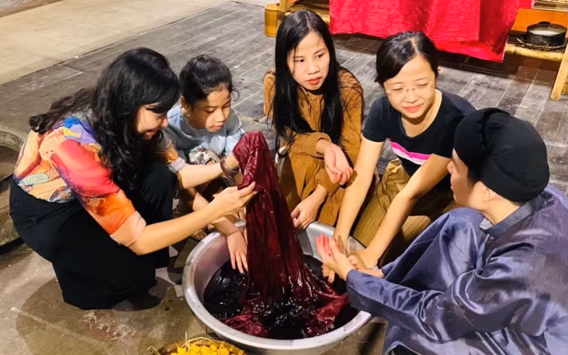 Nhuộm vải bằng thảo mộc.