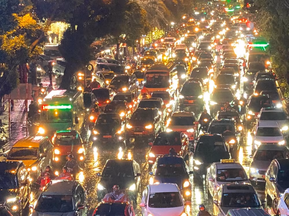 Nhiều tuyến phố Hà Nội ngập, ùn tắc do mưa lớn -0