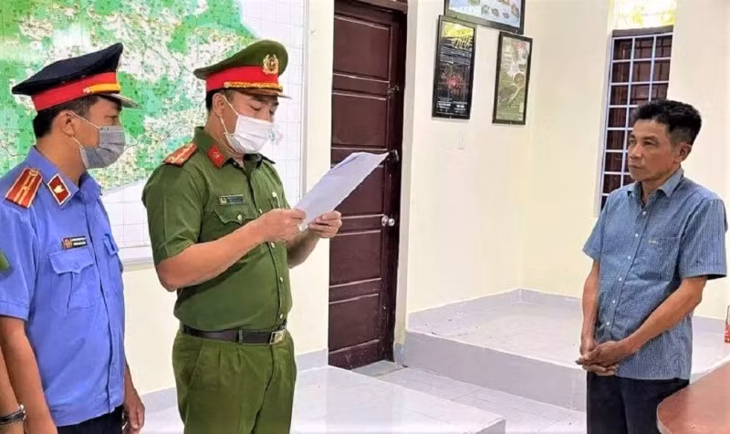 Cơ quan Cảnh sát điều tra Công an huyện Ea Kar công bố quyết định khởi tố bị can và lệnh bắt tạm giam đối với Hoàng Công Ý.