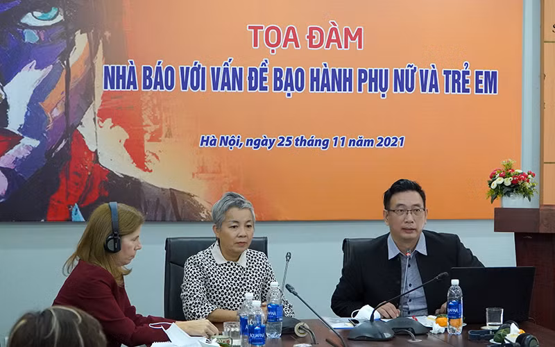 Các đại biểu dự tọa đàm tại Viện đào tạo Báo chí và Truyền thông (Ảnh: SJC)