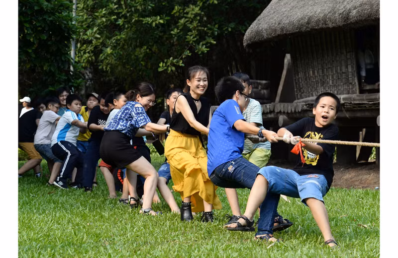 Cha mẹ tích cực tham gia các hoạt động cùng con. Ảnh: MỸ HÀ