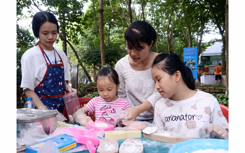 Mang lại hồn nhiên cho tuổi thơ. Ảnh: BẢO CHINH
