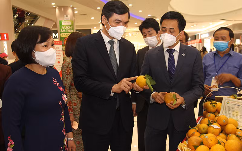 Các đại biểu tham quan Hội chợ. (Ảnh: CTV)