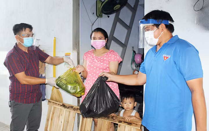 Trao nhu yếu phẩm tặng công nhân ở trọ tại phường Trảng Dài, TP Biên Hòa (Đồng Nai).