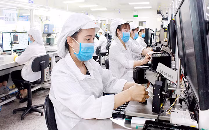Công ty TNHH Jahwa Vina (Khu công nghiệp Khai Quang, Vĩnh Phúc) bảo đảm việc làm cho hàng nghìn lao động. Ảnh: NGUYÊN LƯỢNG