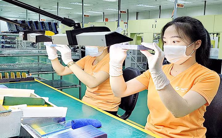 Công nhân Công ty TNHH JNTC Vina (Khu công nghiệp Thụy Vân, tỉnh Phú Thọ) trong giờ làm việc. Ảnh: ANH THƠ