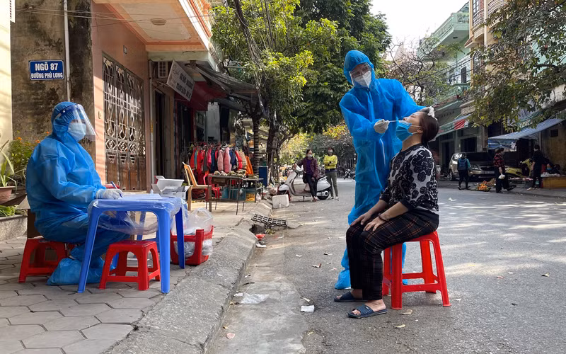 Xét nghiệm sàng lọc cho người dân trên đường Phù Long, phường Trần Tế Xương, TP Nam Định.