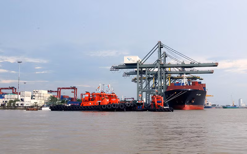 Bốc dỡ hàng hóa tại cảng Cát Lái (thành phố Hồ Chí Minh). Ảnh: THANH VŨ