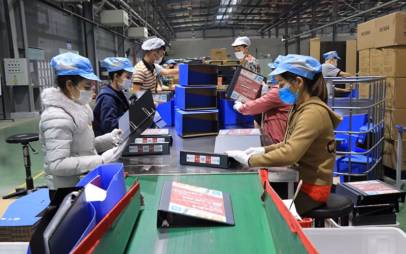 Công nhân Công ty TNHH Deli Việt Nam, Khu công nghiệp Yên Phong, Bắc Ninh làm việc. 