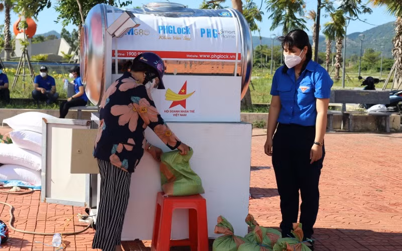 Khởi động điểm ATM gạo tiếp sức phòng dịch Covid-19 tại Phú Yên -0