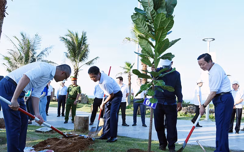 Trồng cây hưởng ứng Tuần lễ Biển và Hải đảo Việt Nam tại khu vực Công viên Văn hóa đá, thành phố Tuy Hòa, tỉnh Phú Yên. (Ảnh TRUNG TUYẾN)