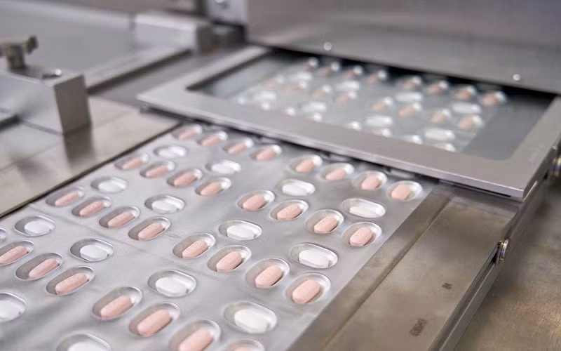 Sản xuất thuốc điều trị Covid-19 Paxlovid của Pfizer tại Ascoli, Italia, ngày 16/11/2021. (Ảnh: Reuters)