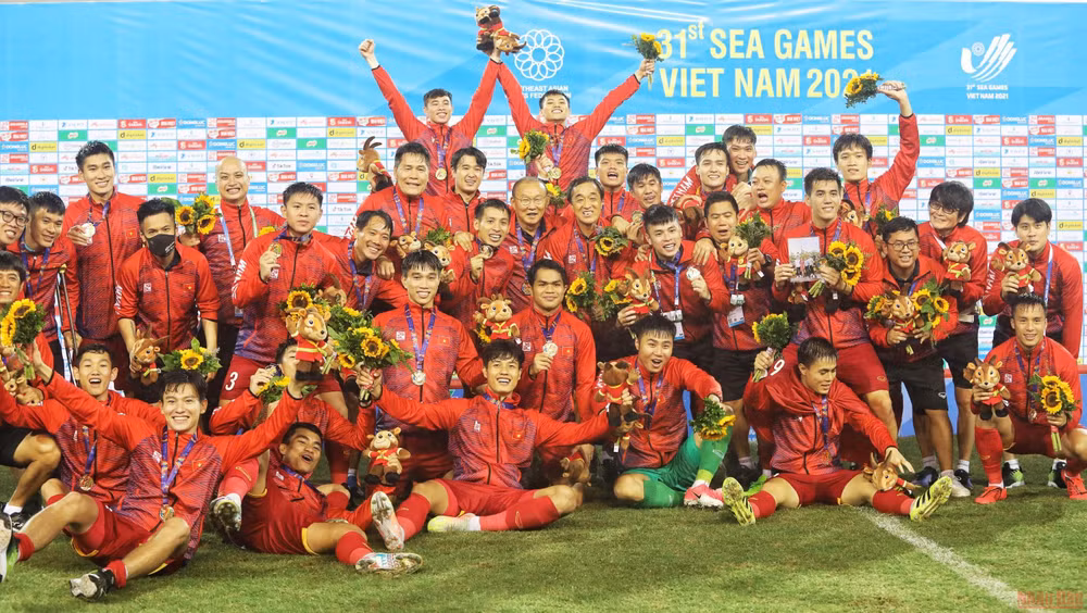 Thầy trò huấn luyện viên Park Hang-seo ăn mừng tấm Huy chương Vàng bóng đá nam SEA Games 31. (Ảnh: KHIẾU MINH)