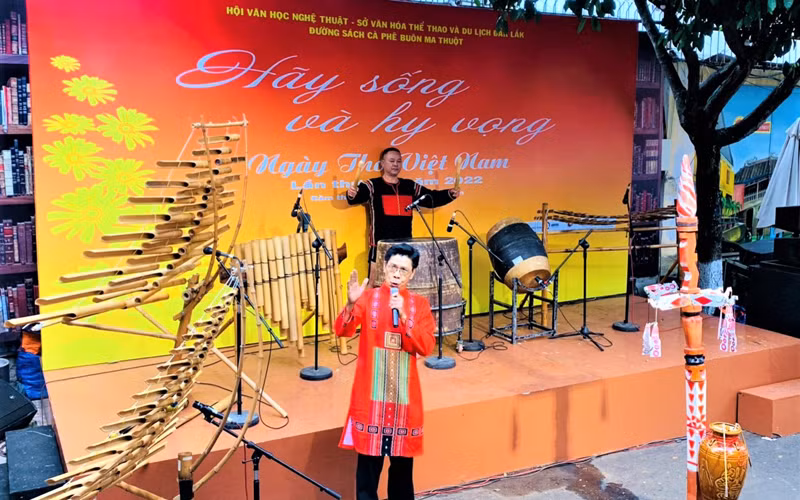 Các nghệ sĩ thể hiện bài thơ: Nam quốc Sơn Hà của Lý Thường Kiệt tại lễ khai mạc Ngày thơ Việt Nam tỉnh Đắk Lắk lần thứ 20 năm 2022. 