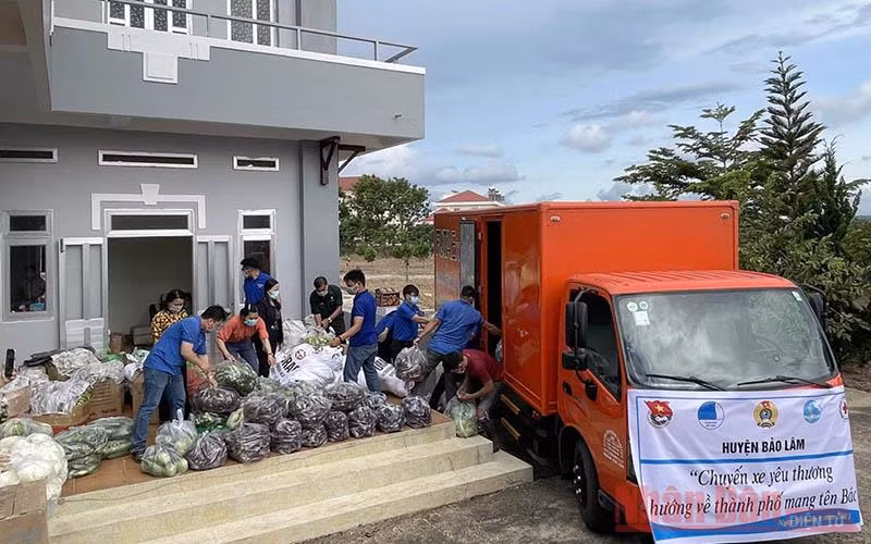 Tuổi trẻ Lâm Đồng với những “Chuyến xe yêu thương, hướng về thành phố mang tên Bác”.