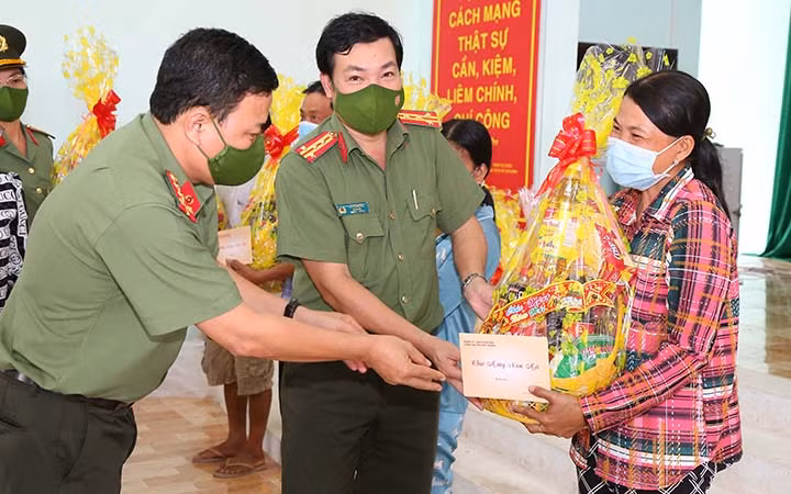 Trao quà cho người dân có hoàn cảnh khó khăn tại huyện Mỹ Tú.