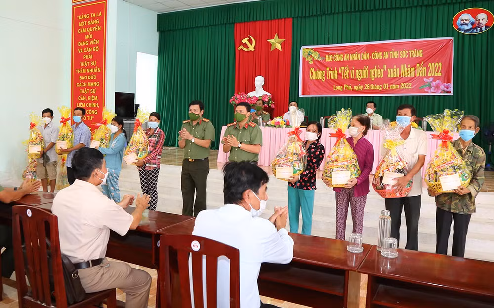 Lan tỏa yêu thương “Tết vì người nghèo” -0
