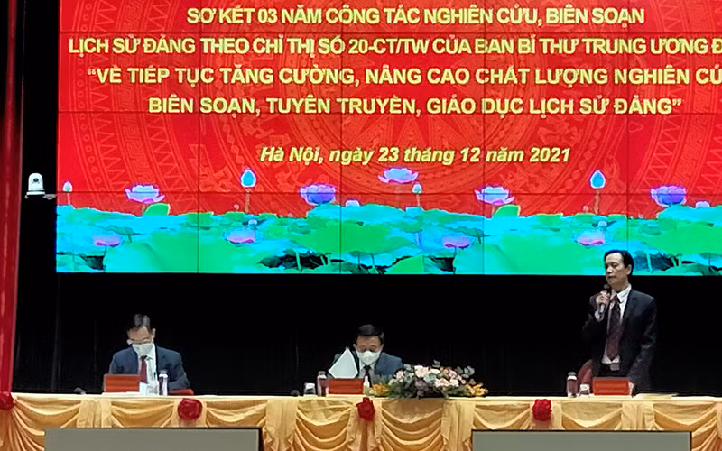 Tại hội nghị.