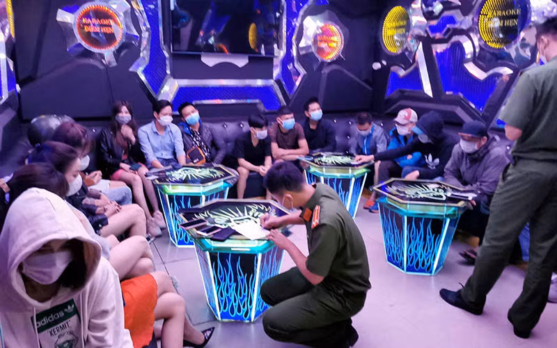 Bất chấp lệnh cấm, hơn 40 người tụ tập hát karaoke giữa mùa dịch -0