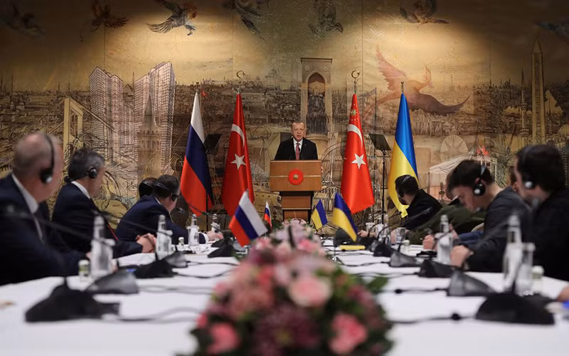 Trước thềm đàm phán tại Istanbul ngày 29/3, phái đoàn Nga và Ukraine có cuộc gặp với Tổng thống Thổ Nhĩ Kỳ Tayyip Erdogan. (Ảnh: Reuters)