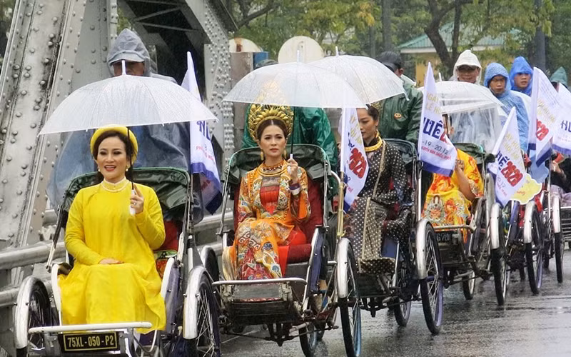 Nhiều đặc trưng văn hóa truyền thống Huế được đông đảo các tầng lớp phụ nữ, thanh niên tiếp nối và giữ gìn.