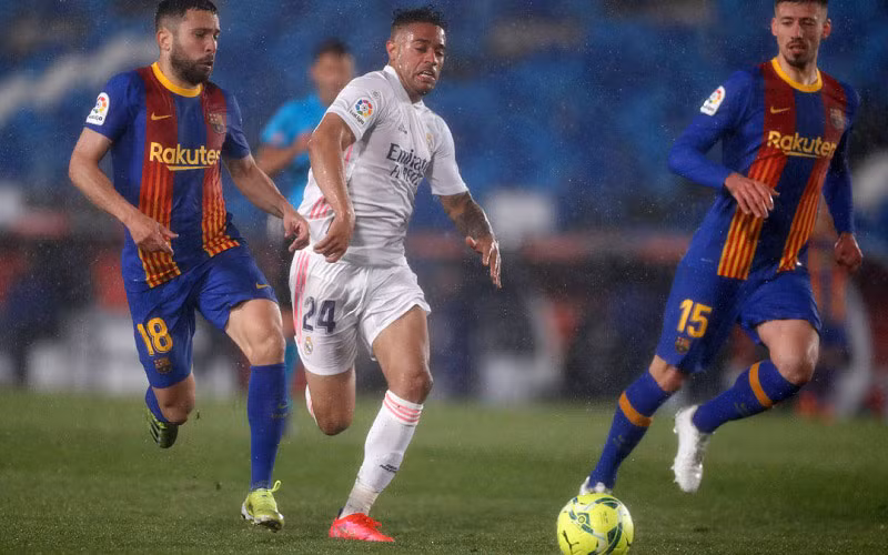 Mặc cho cơn mưa nặng hạt, El Clasico vẫn diễn ra rất hấp dẫn, kịch tính. (Ảnh: Real Madrid CF).