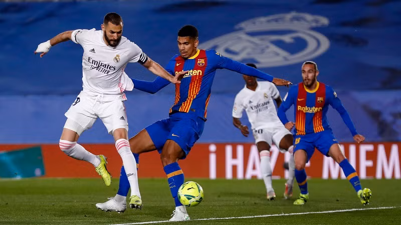 Thắng kịch tính Siêu kinh điển, Real chiếm ngôi đầu La Liga -0
