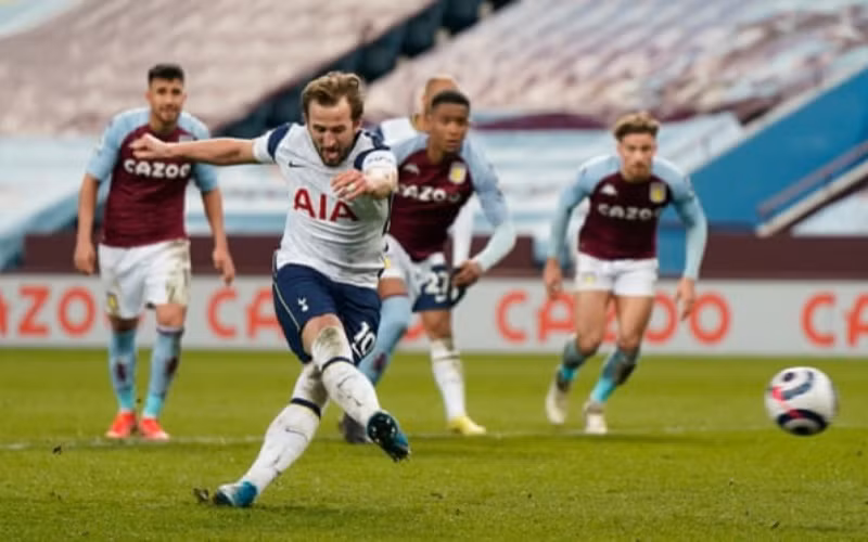 H. Kane (áo trắng) sút phạt 11m, ấn định chiến thắng 2-0 cho Tottenham.