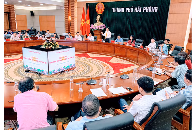 Quang cảnh họp báo sáng 16-4.