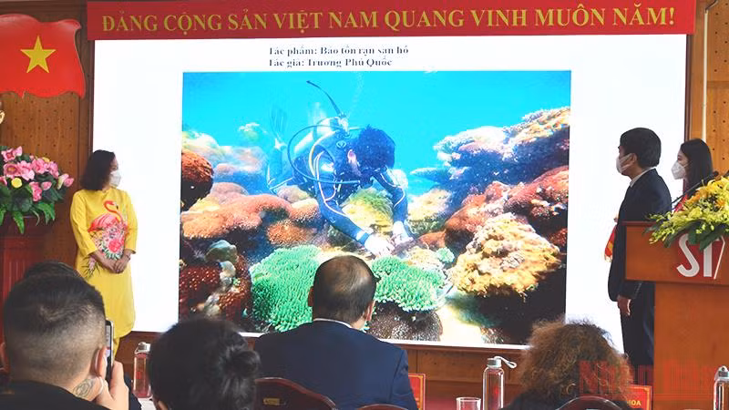 Trao giải cuộc thi ảnh “Đất nước nhìn từ biển” -0
