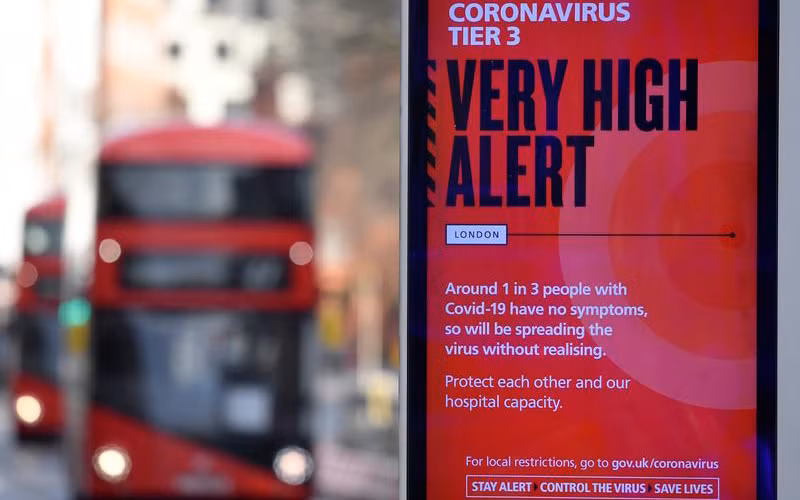 Biển thông tin cảnh báo của chính quyền về các biện pháp hạn chế mới tại London trong bối cảnh dịch Covid-19 lây lan tại Anh. Ảnh: Reuters
