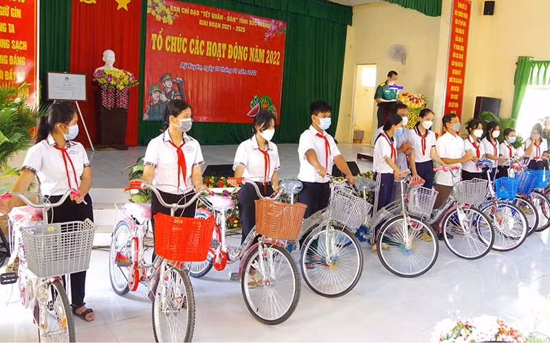 Trao học bổng và xe đạp cho học sinh vượt khó học tốt vùng nông thôn Sóc Trăng.