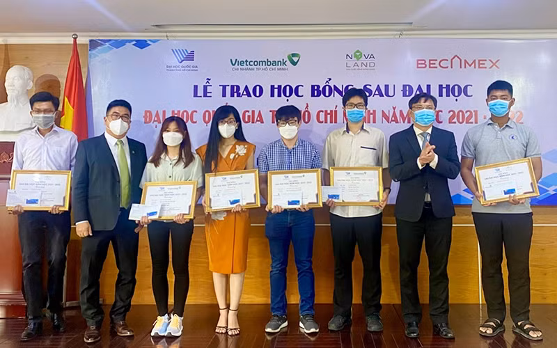 Ông Bùi Xuân Huy, Chủ tịch Hội đồng quản trị Tập đoàn NovaLand trao học bổng cho các học viên có thành tích học tập và nghiên cứu xuất sắc.