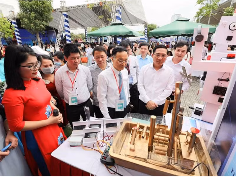Các đại biểu tham quan gian hàng trưng bày tại ngày hội.