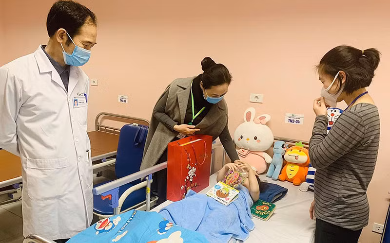 ThS Dương Thị Minh Thu – Trưởng phòng Công tác xã hội đã thay mặt lãnh đạo Bệnh viện Nhi Trung ương tới thăm hỏi, động viên và tặng quà cho em bé cùng gia đình.