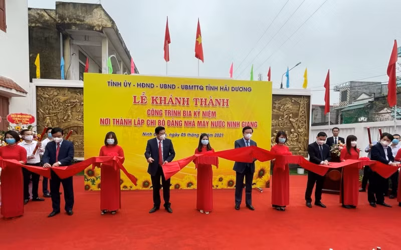 Cắt băng khánh thành công trình kỉ niệm 110 năm ngày sinh đồng chí Lê Thanh Nghị.