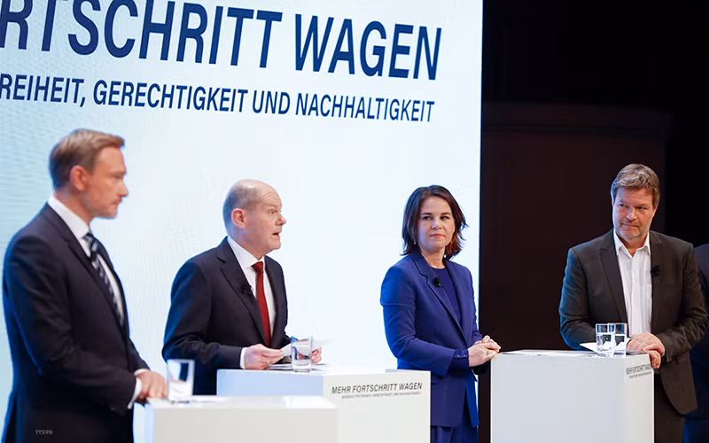 Lãnh đạo đảng FDP Christian Lindner, ứng viên Thủ tướng của đảng SPD Olaf Scholz, đồng lãnh đạo đảng Xanh Annalena Baerbock và Robert Habeck. (Ảnh: AFP/TTXVN)