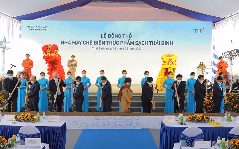 Đại diện Ủy ban nhân dân tỉnh Thái Bình và Tập đoàn TH động thổ Nhà máy Chế biến thực phẩm sạch, sáng 18/02 tại xã Quỳnh Trang, huyện Quỳnh Phụ. (Ảnh: Mạc Hóa)