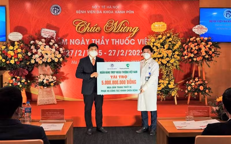 Ông Hồng Quang, Thành viên Hội đồng quản trị, Chủ tịch Công đoàn đại diện Vietcombank (bên trái) trao tặng 5 tỷ đồng mua sắm trang thiết bị phục vụ công tác khám chữa bệnh cho Bệnh viện đa khoa Xanh Pôn.