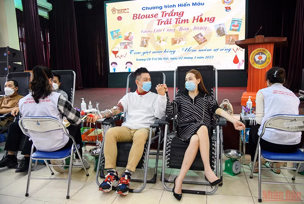 Vợ chồng ca sĩ Tuấn Hưng tham gia hiến máu tại chương trình hiến máu "Blouse-Trái tim hồng”. (Ảnh: THÀNH ĐẠT)