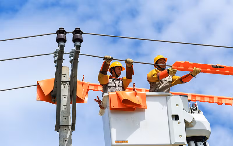 Tăng cường công tác sửa chữa, bảo dưỡng lưới điện bằng công nghệ hotline, nâng cao độ tin cậy cung cấp điện phục vụ khách hàng.