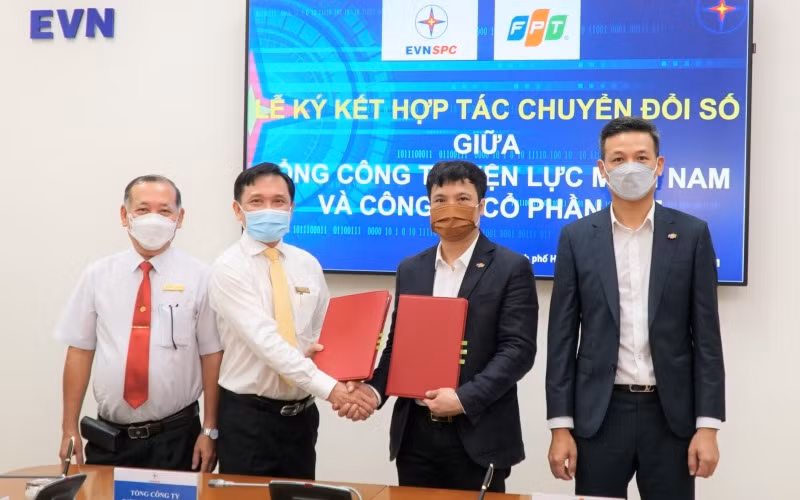 Đại diện EVNSPC và FPT tại lễ ký kết về đẩy mạnh công tác chuyển đổi số.