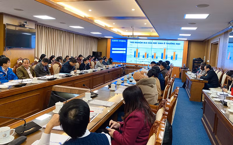 Các đại biểu tập trung thảo luận những nội dung liên quan đến mô hình Trường học an toàn, thân thiện và bình đẳng.